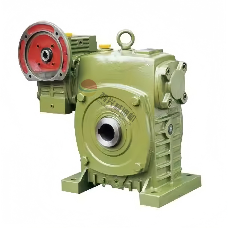 Worm gear reducer for conveyor belt system